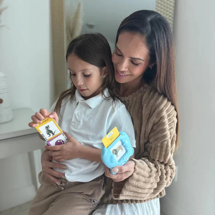 Mama i dziecko uczą się słówek z montessoriańskimi kartami do nauki mowy i komunikacji