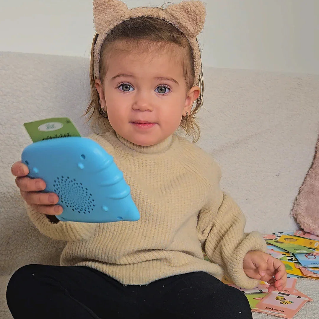 Dziewczynka z opaską uszy gra montessoriańska, karty obrazkowe do nauki mowy, edukacja dziecka