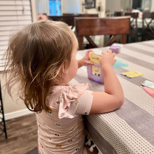 Ekrany po cichu niszczą komunikację dzieci, a my nawet tego nie zauważamy