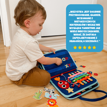 Małe dziecko bawi się montessoriańską książką sensoryczną z kolorowymi elementami edukacyjnymi.